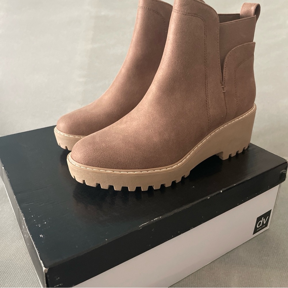 DV by Dolce Vita Women's leather Brown Ankle Booties with lug heel Rielle size 8